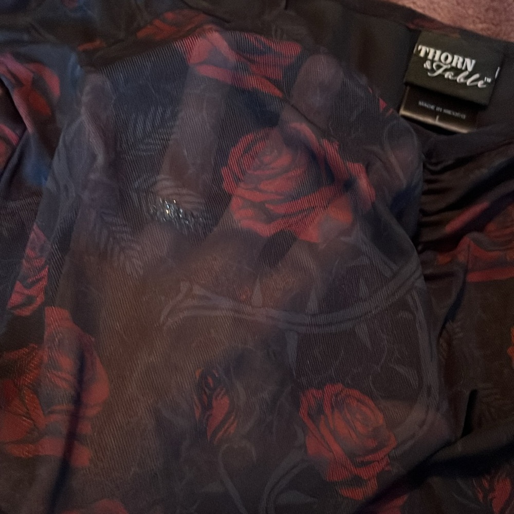 Hot Topic Rose Top - Picture 5 of 5